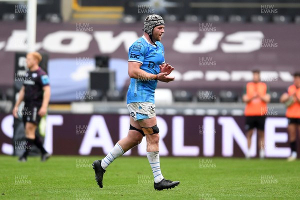 260425 - Ospreys v Dragons RFC - United Rugby Championship - Dan Lydiate of Dragons leaves the field after playing his last game for the Dragons