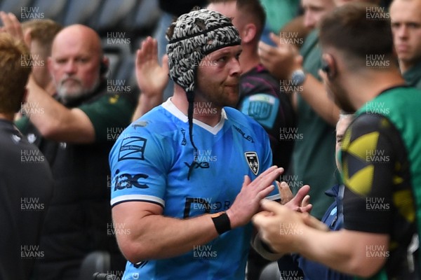 260425 - Ospreys v Dragons RFC - United Rugby Championship - Dan Lydiate of Dragons leaves the field after playing his last game for the Dragons