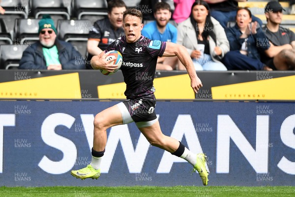 260425 - Ospreys v Dragons RFC - United Rugby Championship - Kieron Hardy of Ospreys  runs in to score a try