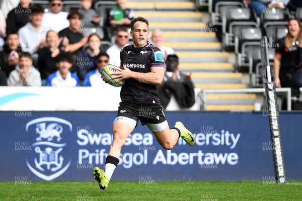 260425 - Ospreys v Dragons RFC - United Rugby Championship - Kieron Hardy of Ospreys  runs in to score a try