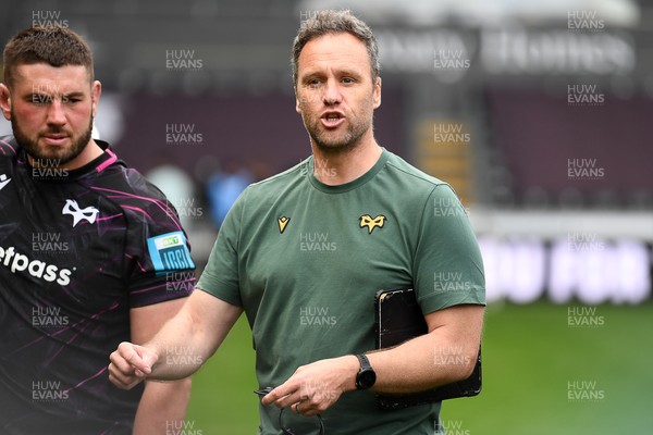 260425 - Ospreys v Dragons RFC - United Rugby Championship - Mark Jones, Ospreys Head Coach leads his sides huddle at full time