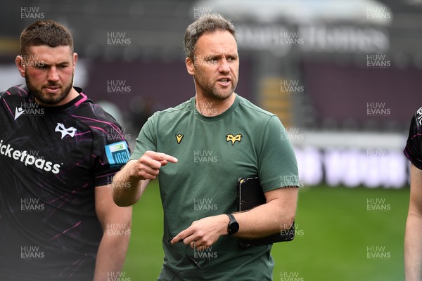 260425 - Ospreys v Dragons RFC - United Rugby Championship - Mark Jones, Ospreys Head Coach leads his sides huddle at full time