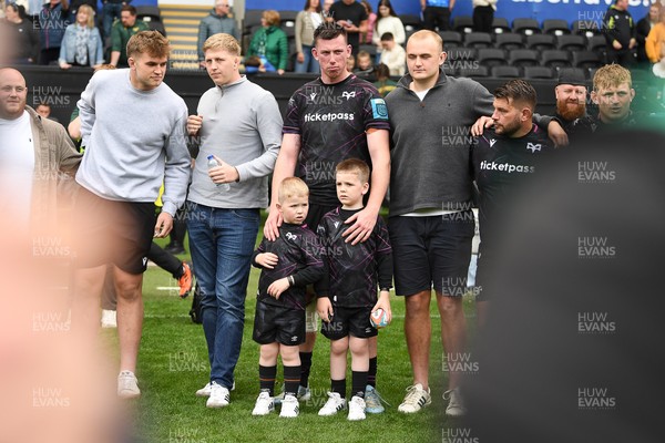 260425 - Ospreys v Dragons RFC - United Rugby Championship - Adam Beard of Ospreys with family at full time
