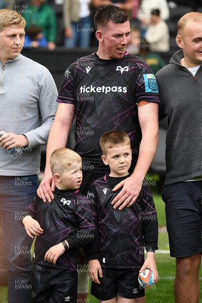 260425 - Ospreys v Dragons RFC - United Rugby Championship - Adam Beard of Ospreys with family at full time