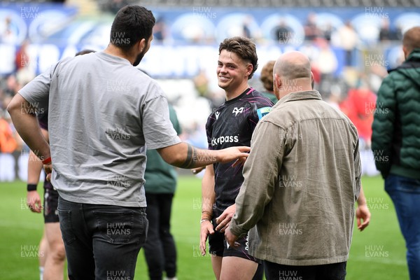 260425 - Ospreys v Dragons RFC - United Rugby Championship - Kieron Hardy of Ospreys  with family at full time