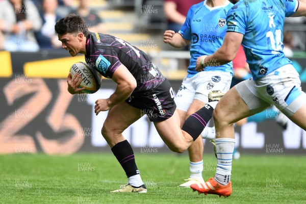 260425 - Ospreys v Dragons RFC - United Rugby Championship - Rueben Morgan-Williams of Ospreys scores a try