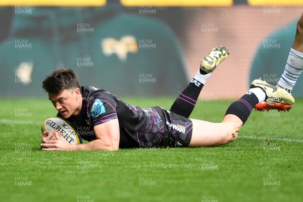 260425 - Ospreys v Dragons RFC - United Rugby Championship - Rueben Morgan-Williams of Ospreys scores a try