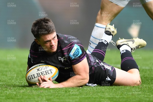 260425 - Ospreys v Dragons RFC - United Rugby Championship - Rueben Morgan-Williams of Ospreys scores a try