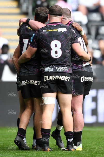 260425 - Ospreys v Dragons RFC - United Rugby Championship - Rueben Morgan-Williams of Ospreys celebrates scoring a try with team mates