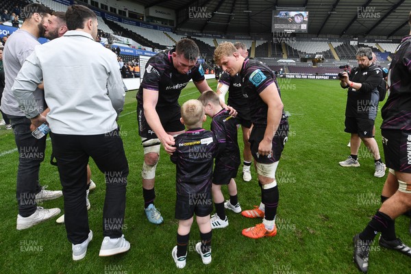 260425 - Ospreys v Dragons RFC - United Rugby Championship - Adam Beard of Ospreys with family at full time