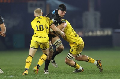 310126 - Ospreys v Dragons - United Rugby Championship - Ryan Smith of Ospreys is tackled by Tinus de Beer and Wyn Jones of Dragons 