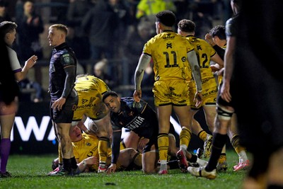 310126 - Ospreys v Dragons RFC - United Rugby Championship - Tinus De Beer of Dragons scores a try