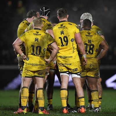 310126 - Ospreys v Dragons RFC - United Rugby Championship - Dragons huddle