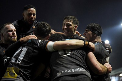 310126 - Ospreys v Dragons RFC - United Rugby Championship - Keelan Giles of Ospreys celebrates scoring a try with team mates