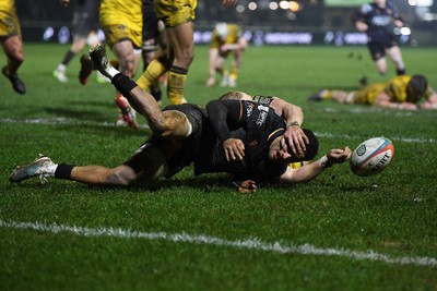 310126 - Ospreys v Dragons RFC - United Rugby Championship - Keelan Giles of Ospreys scores a try to win the match 