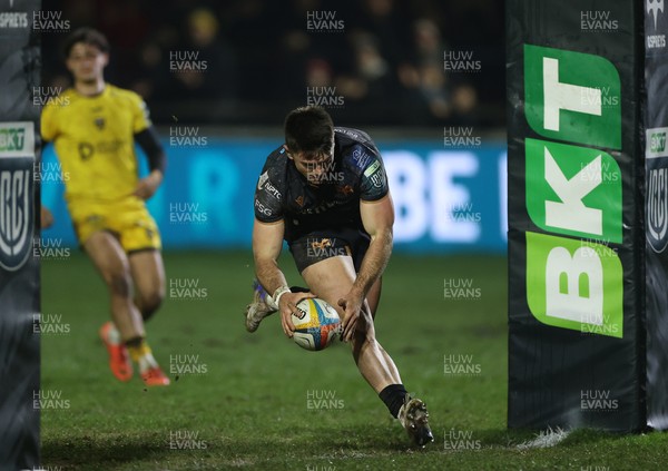 310126 - Ospreys v Dragons - United Rugby Championship - Reuben Morgan-Williams of Ospreys runs in to score a try