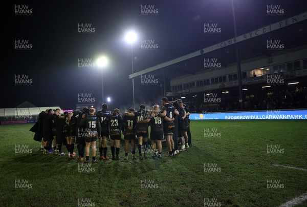 310126 - Ospreys v Dragons - United Rugby Championship - Ospreys team huddle