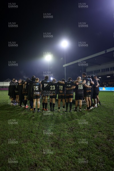 310126 - Ospreys v Dragons - United Rugby Championship - Ospreys team huddle
