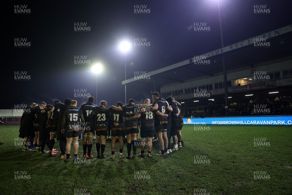 310126 - Ospreys v Dragons - United Rugby Championship - Ospreys team huddle