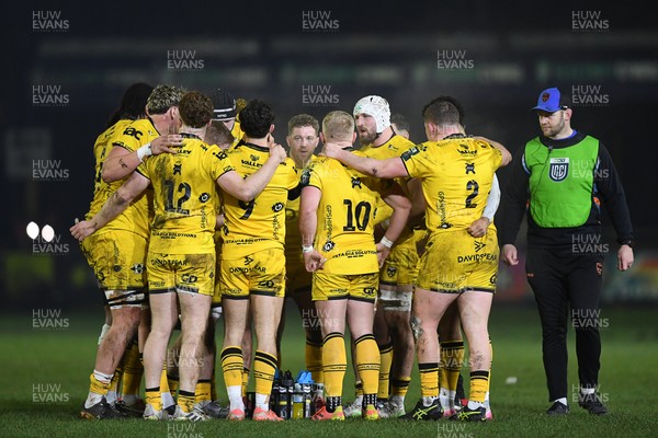 310126 - Ospreys v Dragons RFC - United Rugby Championship - Dragons huddle