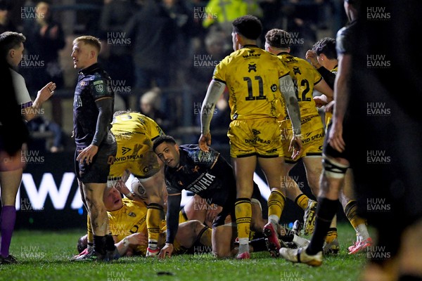310126 - Ospreys v Dragons RFC - United Rugby Championship - Tinus De Beer of Dragons scores a try