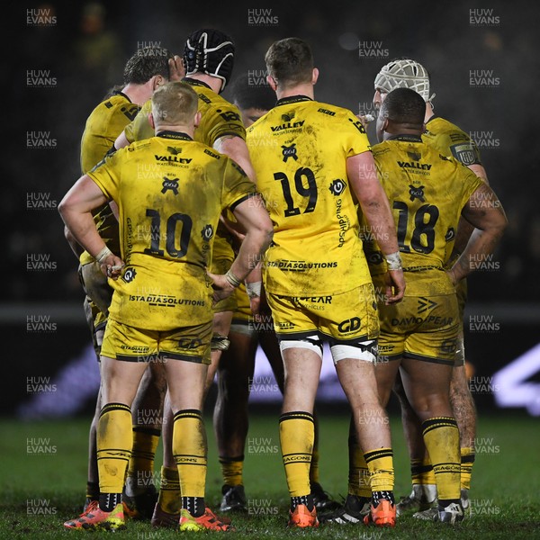 310126 - Ospreys v Dragons RFC - United Rugby Championship - Dragons huddle