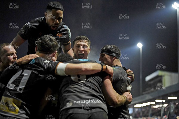 310126 - Ospreys v Dragons RFC - United Rugby Championship - Keelan Giles of Ospreys celebrates scoring a try with team mates