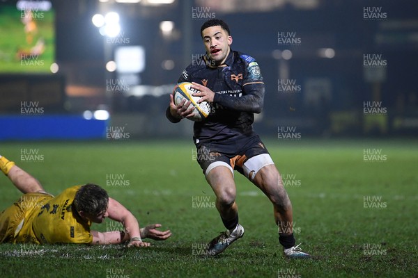 310126 - Ospreys v Dragons RFC - United Rugby Championship - Keelan Giles of Ospreys runs in to score a try
