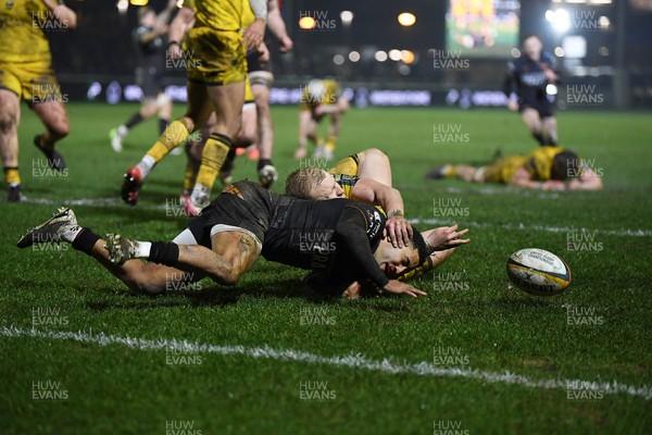 310126 - Ospreys v Dragons RFC - United Rugby Championship - Keelan Giles of Ospreys scores a try to win the match 
