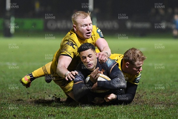 310126 - Ospreys v Dragons RFC - United Rugby Championship - Keelan Giles of Ospreys is challenged by Tinus De Beer of Dragons
