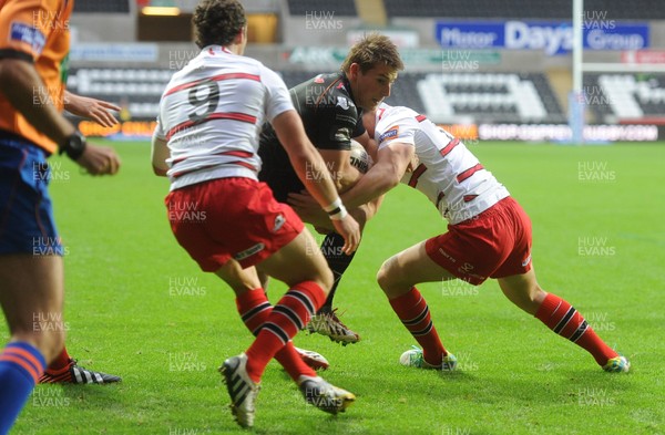 210913 - Ospreys v Edinburgh - RaboDirect PRO12 -Jeff Hassler of Ospreys beats Sean Kennedy and Harry Leonard of Edinburgh to score try