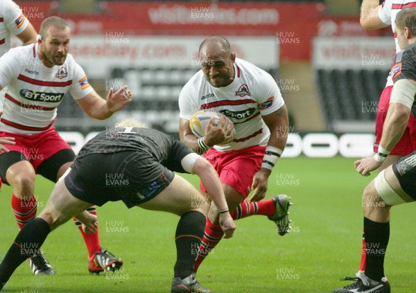 200913 Ospreys v Edinburgh - RaboDirectPro12 -Edinburgh's Aleki Lutui takes on Ospreys' Duncan Jones