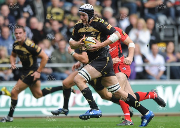 04.10.09 - Ospreys v Edinburgh - Magners League - Ospreys Ryan Jones runs in to score try. 