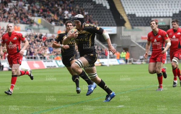 04.10.09 - Ospreys v Edinburgh, Magners League -  Ospreys' Ryan Jones races in to score try 