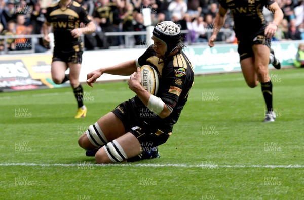 04.10.09 - Ospreys v Edinburgh, Magners League -  Ospreys' Ryan Jones races in to score try 