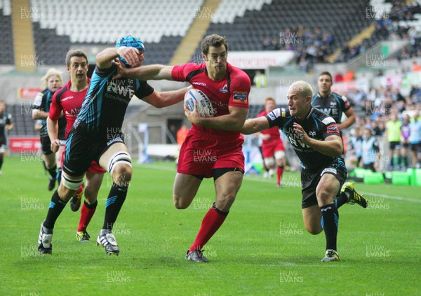 10.09.11 Ospreys v Edinburgh - RaboDirect PRO 12 - Edinburgh's Tim Visser powers between Ospreys' Justin Tipuric(L) & Richard Fussell 