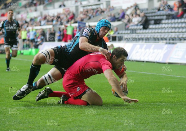 10.09.11 Ospreys v Edinburgh - RaboDirect PRO 12 - Edinburgh's Tim Visser dives over to score the games first try 