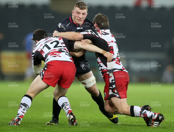 190216 - Ospreys v Edinburgh - Guinness PRO12 - Sam Underhill of Ospreys is tackled by Sam Beard and Neil Cochrane of Edinburgh