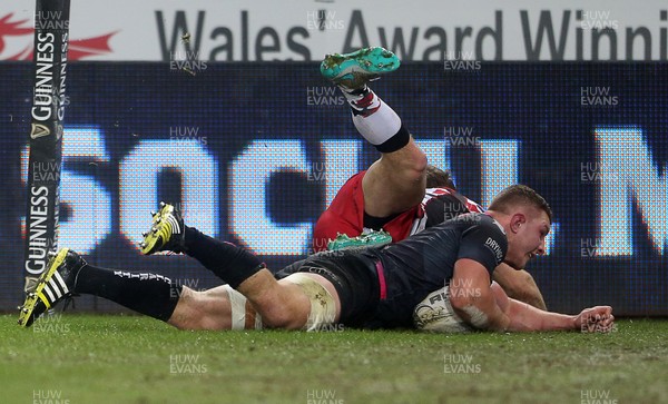 190216 - Ospreys v Edinburgh - Guinness PRO12 - Sam Underhill of Ospreys scores a try