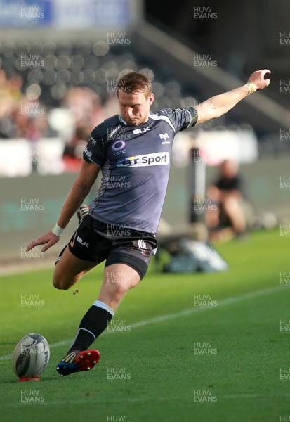 210914 - Ospreys v Edinburgh - Guinness PRO12 - Dan Biggar of Ospreys kicks 