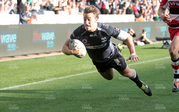 210914 - Ospreys v Edinburgh - Guinness PRO12 - Jeffrey Hassler of Ospreys runs the length of the pitch to score 