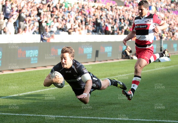 210914 - Ospreys v Edinburgh - Guinness PRO12 - Jeffrey Hassler of Ospreys runs the length of the pitch to score 