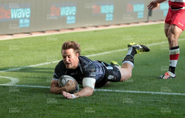 210914 - Ospreys v Edinburgh - Guinness PRO12 - Jeffrey Hassler of Ospreys runs the length of the pitch to score 