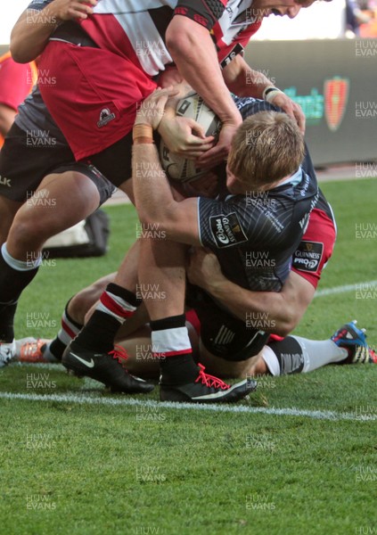 210914 - Ospreys v Edinburgh - Guinness PRO12 - Jonathan Spratt of Ospreys goes over the line to score a try 