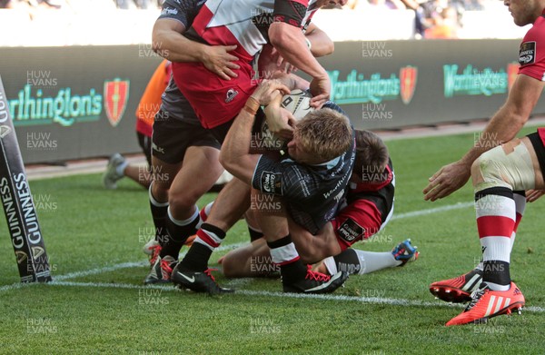 210914 - Ospreys v Edinburgh - Guinness PRO12 - Jonathan Spratt of Ospreys goes over the line to score a try 