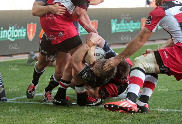 210914 - Ospreys v Edinburgh - Guinness PRO12 - Jonathan Spratt of Ospreys goes over the line to score a try 