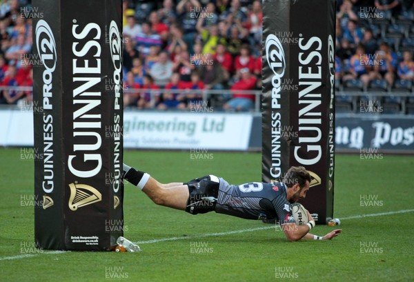 210914 - Ospreys v Edinburgh - Guinness PRO12 - Tom Grabham of Ospreys runs in a try 