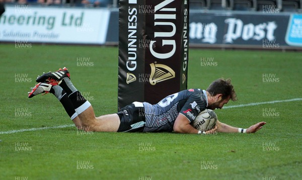 210914 - Ospreys v Edinburgh - Guinness PRO12 - Tom Grabham of Ospreys runs in a try 