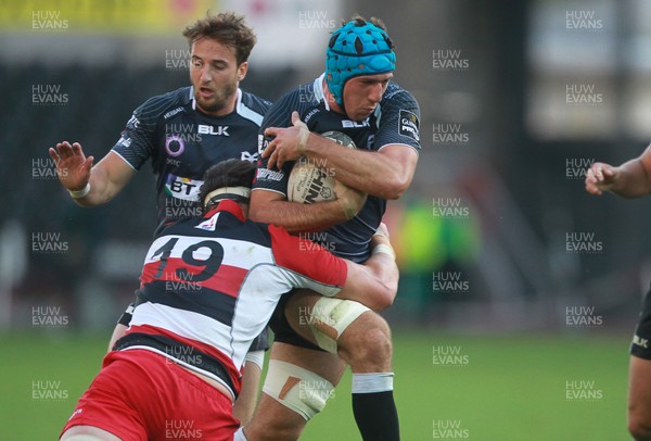 210914 - Ospreys v Edinburgh - Guinness PRO12 - Justin Tipuric of Ospreys is tackled by Ollie Atkins of Edinburgh  