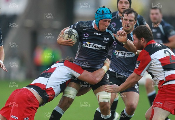 210914 - Ospreys v Edinburgh - Guinness PRO12 - Justin Tipuric of Ospreys is tackled by Ollie Atkins of Edinburgh  